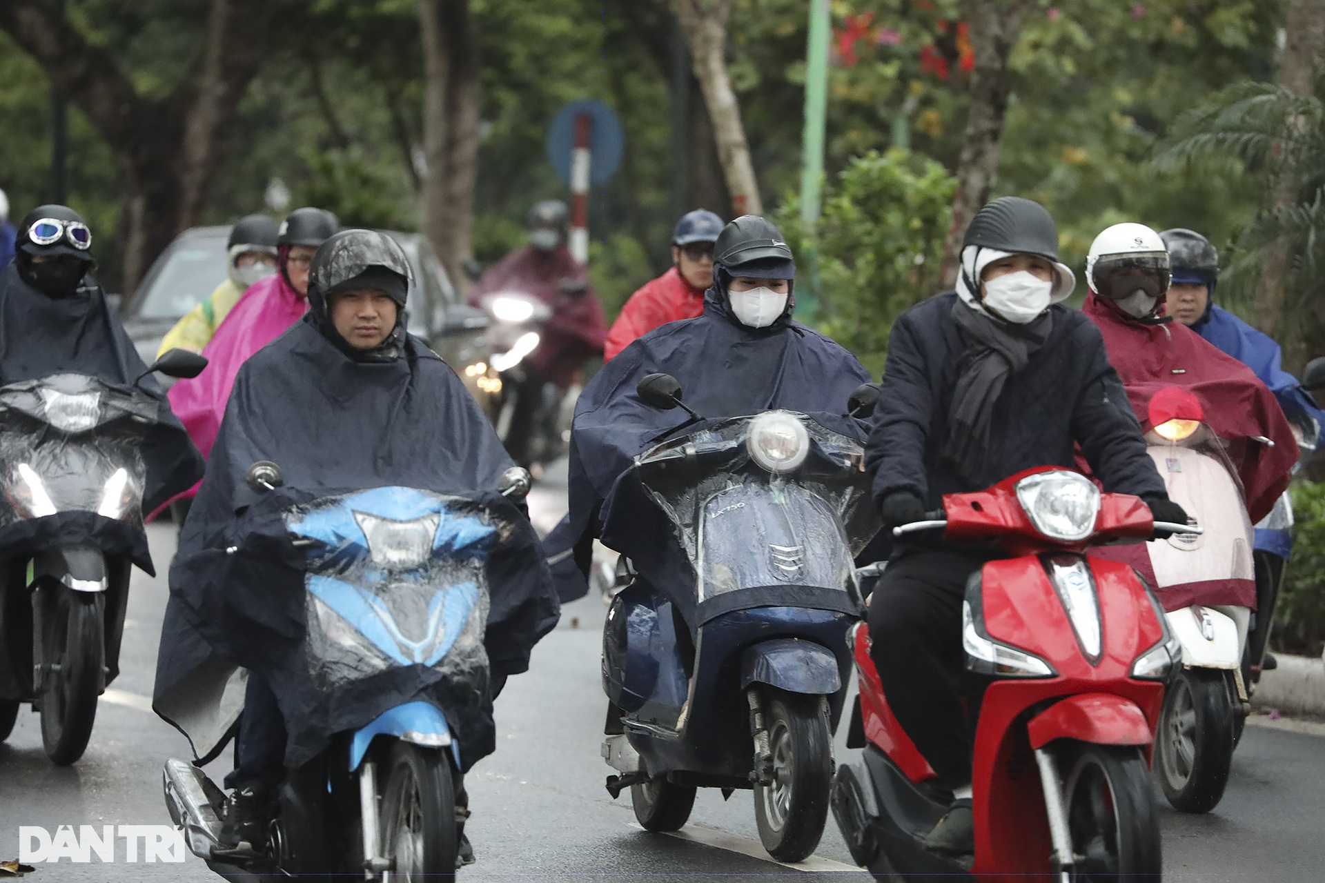 Người dân Hà Nội đương đầu với thời tiết rét đậm kèm mưa liên tục-13