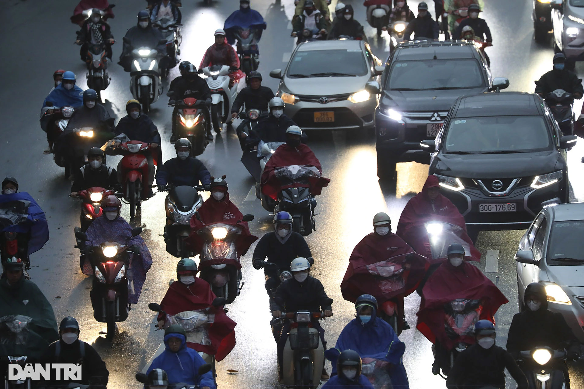 Người dân Hà Nội đương đầu với thời tiết rét đậm kèm mưa liên tục-6