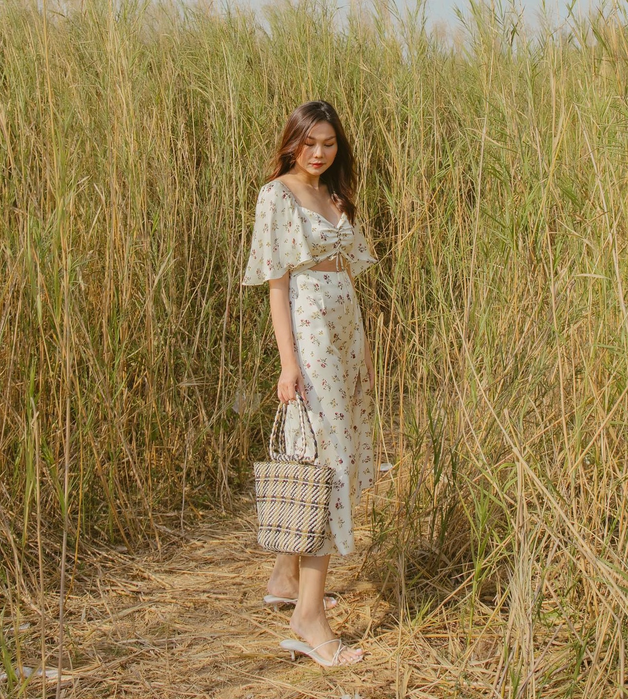 10 cách mặc váy họa tiết giúp vẻ ngoài trẻ trung hơn tuổi trong dịp Tết-1