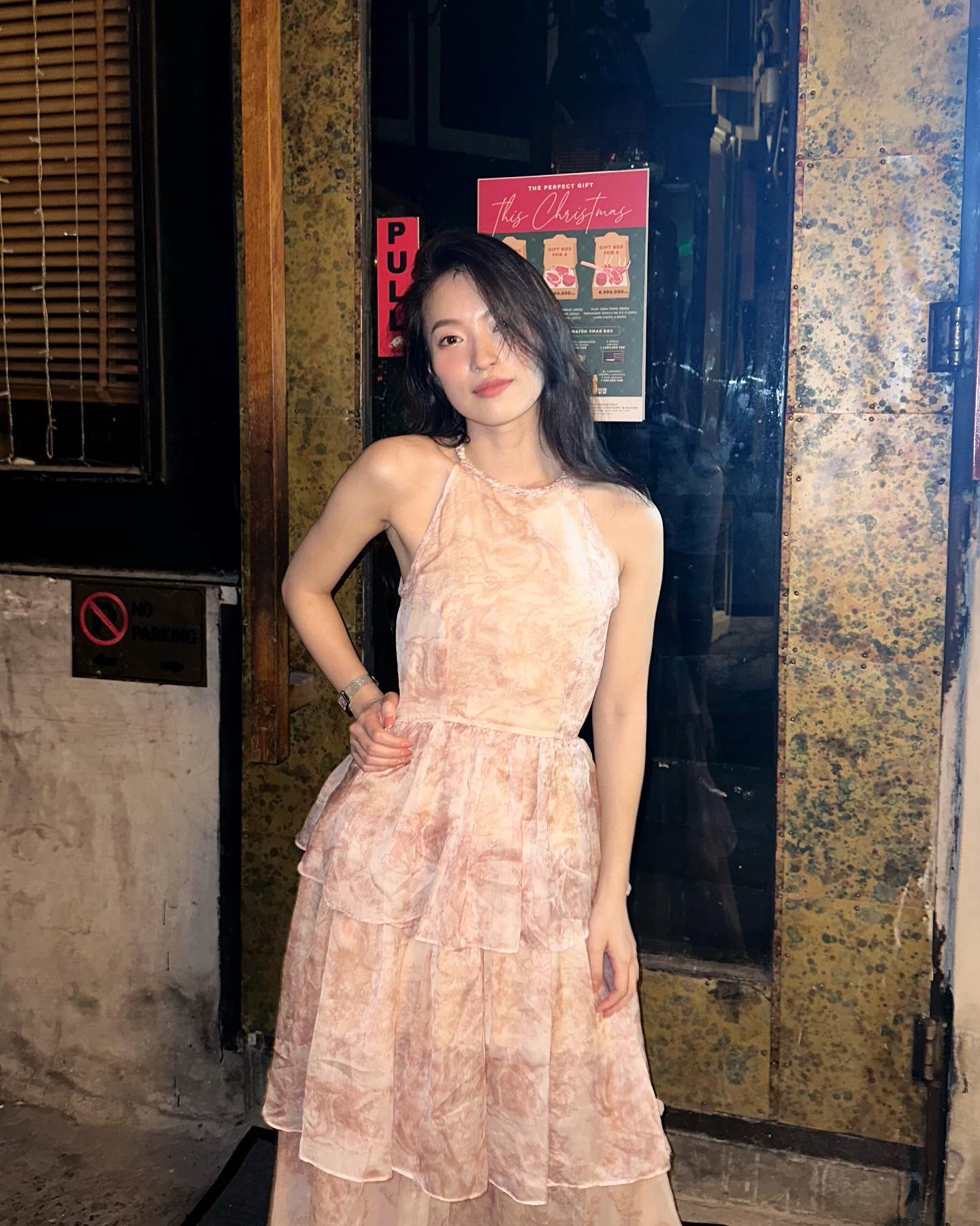 10 cách mặc váy họa tiết giúp vẻ ngoài trẻ trung hơn tuổi trong dịp Tết-3