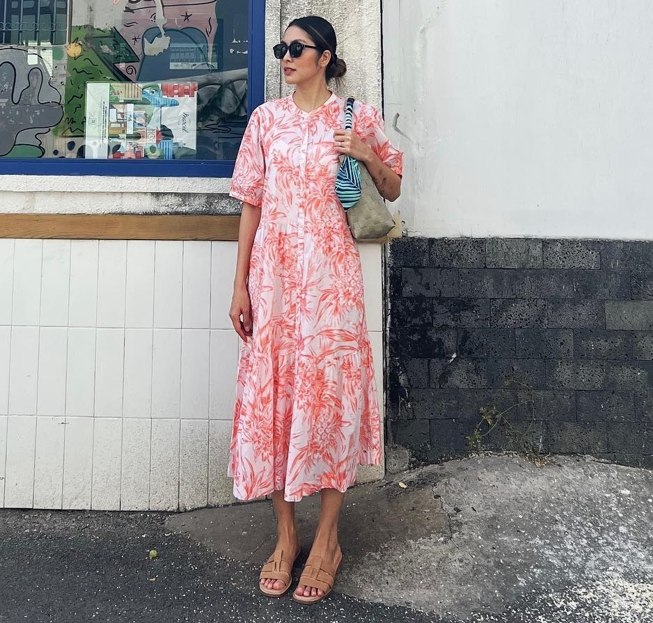 10 cách mặc váy họa tiết giúp vẻ ngoài trẻ trung hơn tuổi trong dịp Tết-4