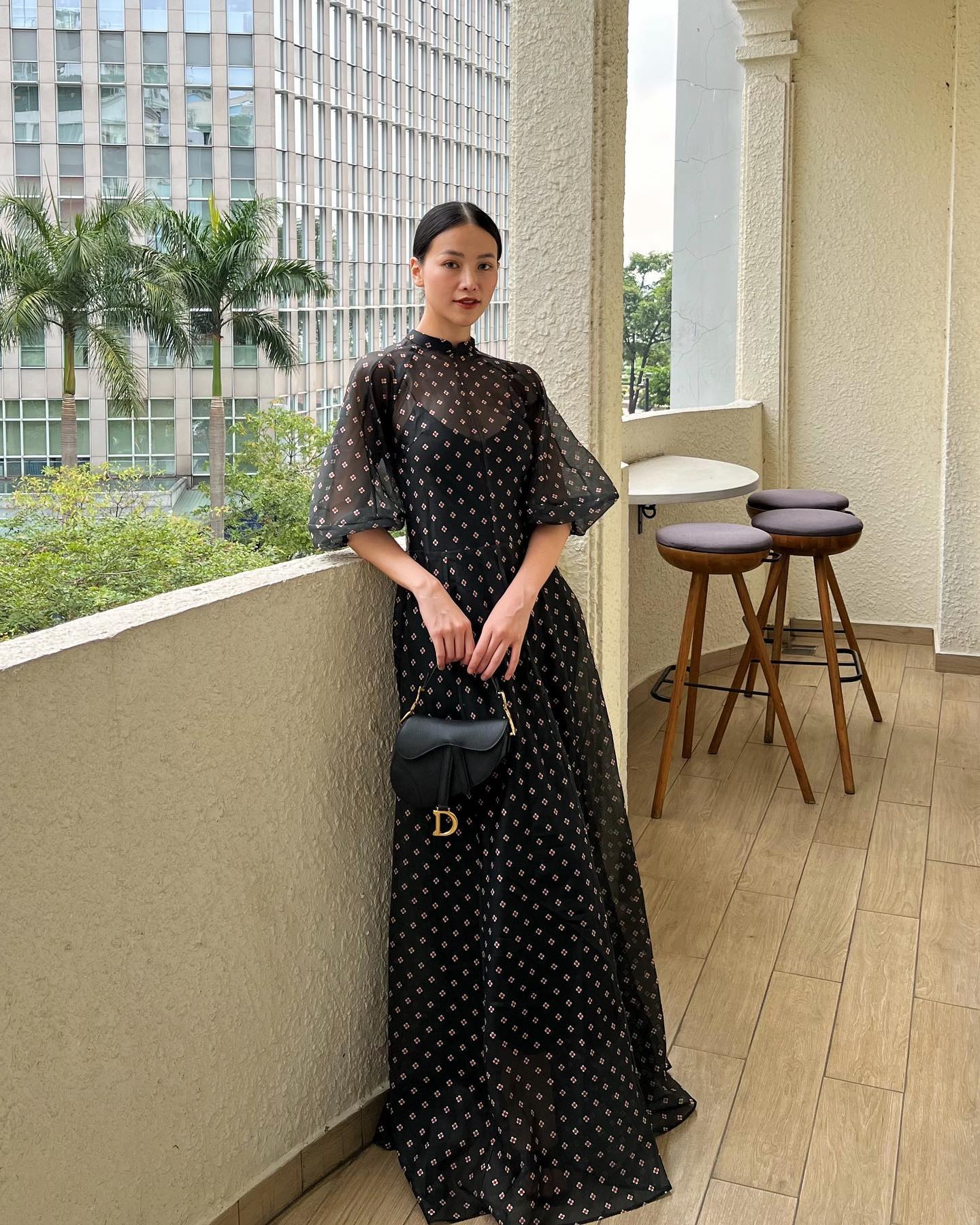 10 cách mặc váy họa tiết giúp vẻ ngoài trẻ trung hơn tuổi trong dịp Tết-6