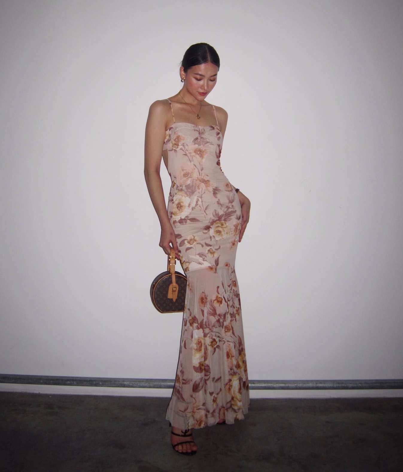 10 cách mặc váy họa tiết giúp vẻ ngoài trẻ trung hơn tuổi trong dịp Tết-7