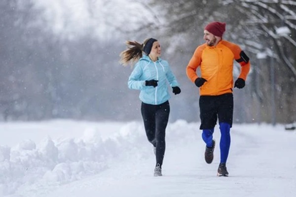 Những điều cần đặc biệt lưu ý khi tập thể dục trong mùa lạnh để tránh cảm lạnh, đột tử-1