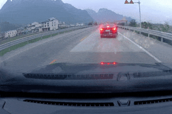 Lốp xe tải văng ra đường đâm trúng 2 ô tô đang di chuyển