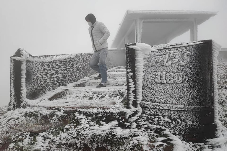 Hình ảnh băng giá phủ trắng đỉnh Mẫu Sơn trong gió rét đậm-1