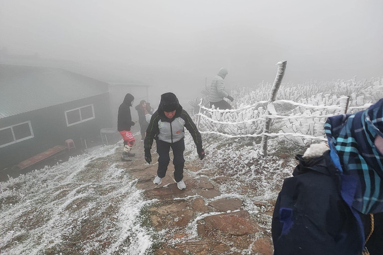 Hình ảnh băng giá phủ trắng đỉnh Mẫu Sơn trong gió rét đậm-2