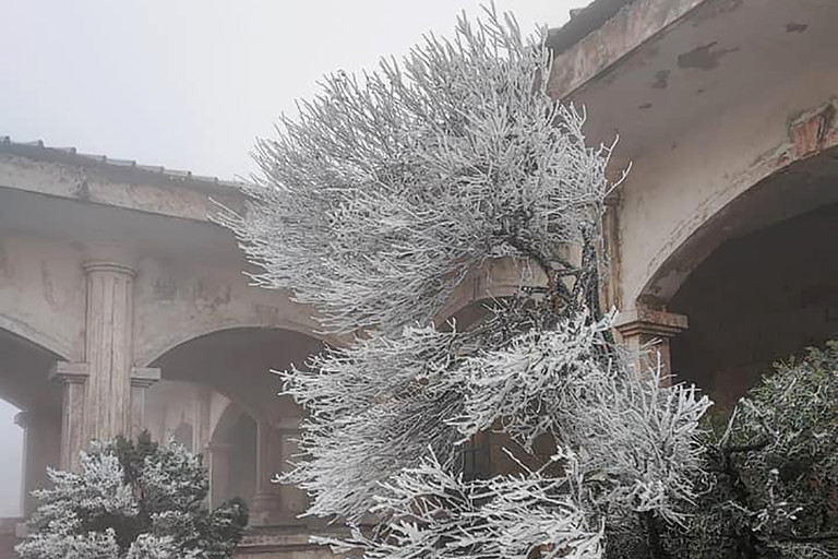 Hình ảnh băng giá phủ trắng đỉnh Mẫu Sơn trong gió rét đậm-7