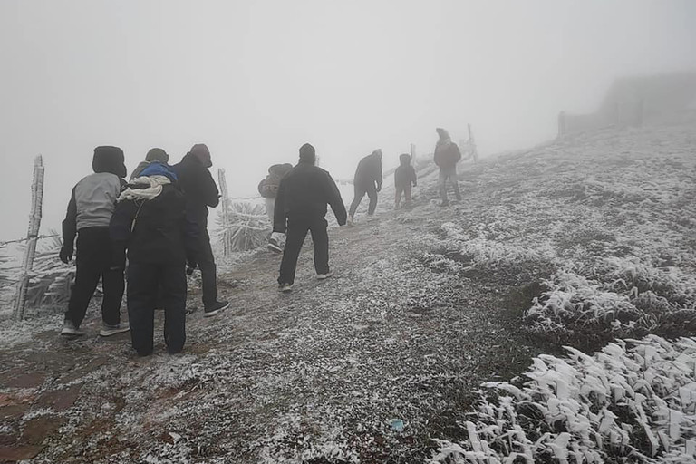 Hình ảnh băng giá phủ trắng đỉnh Mẫu Sơn trong gió rét đậm-8