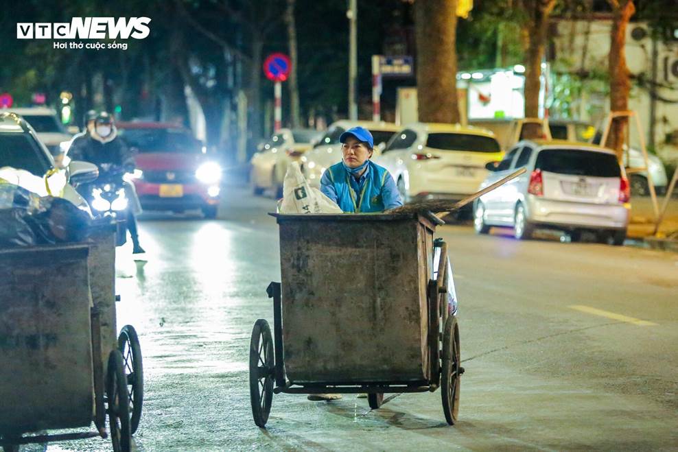 Người lao động đốt lửa xuyên đêm, ghép bìa carton chống giá rét 8 độ C ở Hà Nội-1