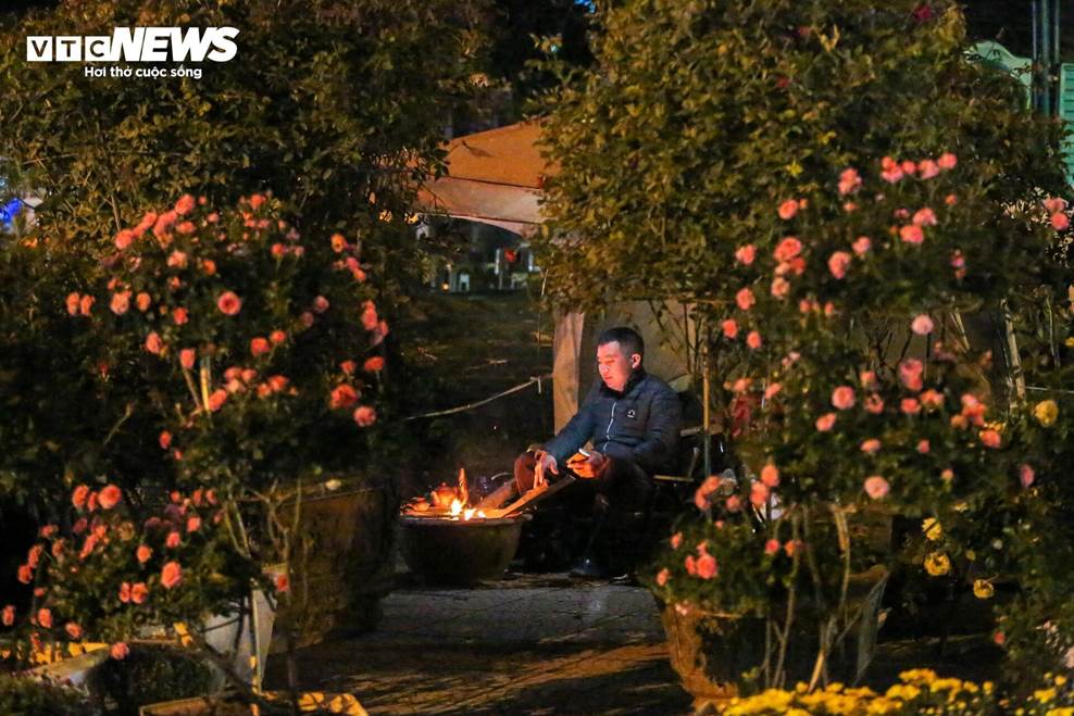Người lao động đốt lửa xuyên đêm, ghép bìa carton chống giá rét 8 độ C ở Hà Nội-5