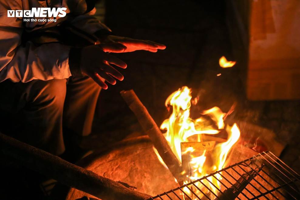 Người lao động đốt lửa xuyên đêm, ghép bìa carton chống giá rét 8 độ C ở Hà Nội-6