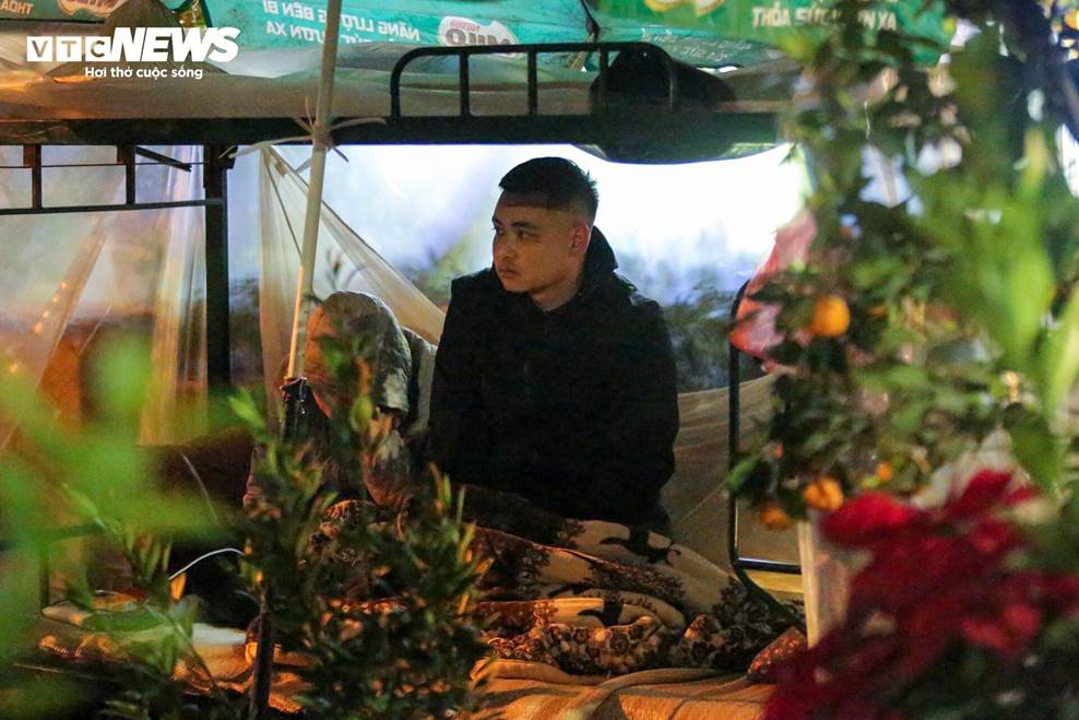 Người lao động đốt lửa xuyên đêm, ghép bìa carton chống giá rét 8 độ C ở Hà Nội-7