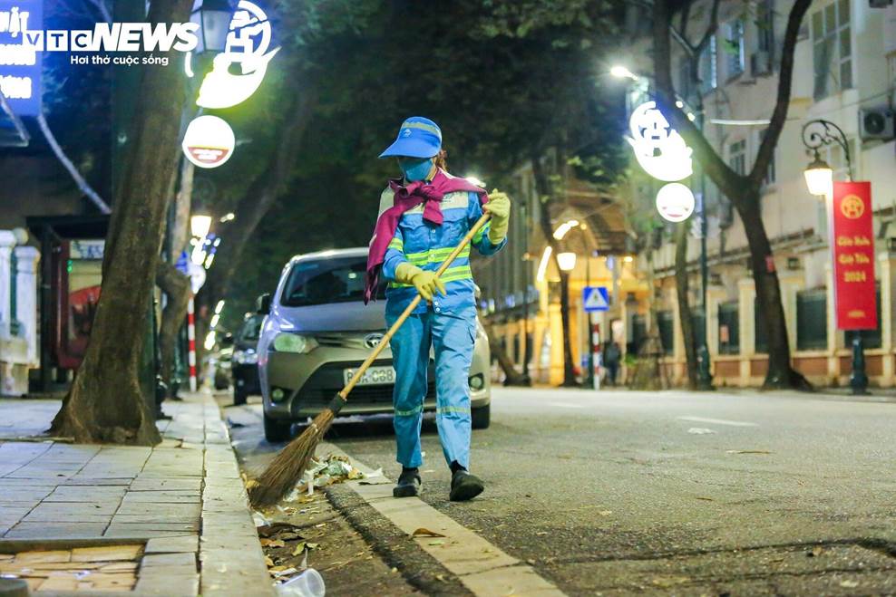 Người lao động đốt lửa xuyên đêm, ghép bìa carton chống giá rét 8 độ C ở Hà Nội-11