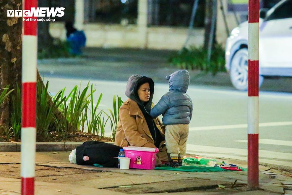 Người lao động đốt lửa xuyên đêm, ghép bìa carton chống giá rét 8 độ C ở Hà Nội-15