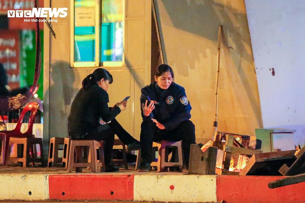 Người lao động đốt lửa xuyên đêm, ghép bìa carton chống giá rét 8 độ C ở Hà Nội-16