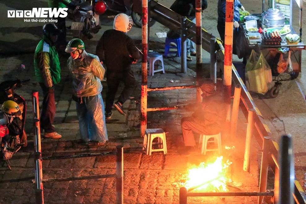 Người lao động đốt lửa xuyên đêm, ghép bìa carton chống giá rét 8 độ C ở Hà Nội-17