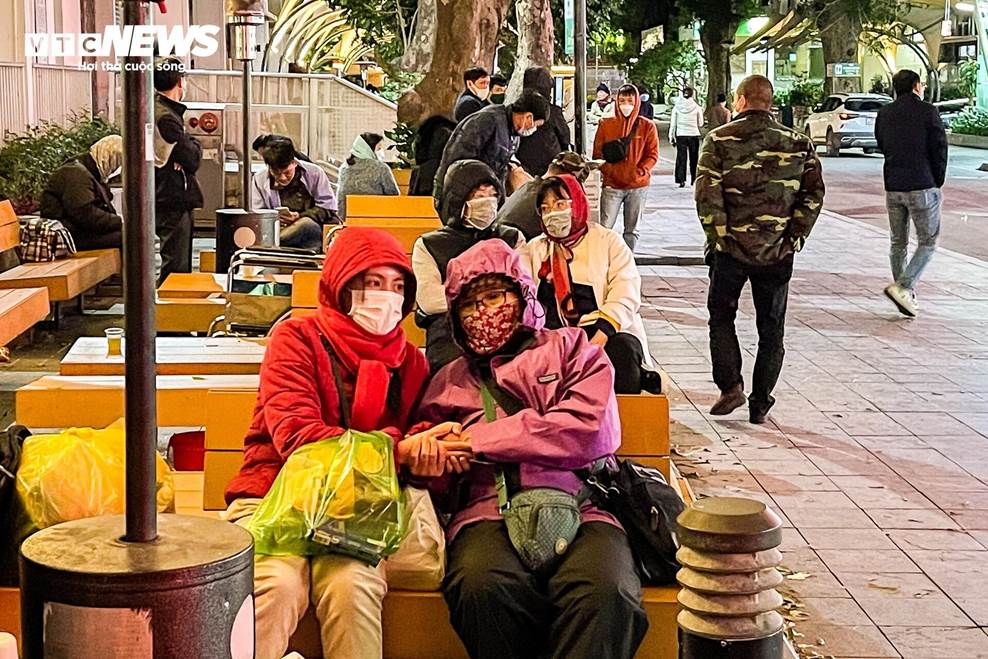 Người lao động đốt lửa xuyên đêm, ghép bìa carton chống giá rét 8 độ C ở Hà Nội-19