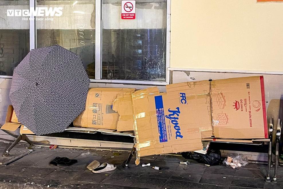 Người lao động đốt lửa xuyên đêm, ghép bìa carton chống giá rét 8 độ C ở Hà Nội-24