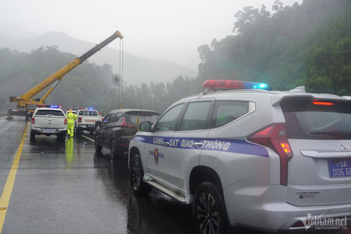 Cận cảnh hiện trường vụ xe khách lao xuống vực ở cao tốc La Sơn – Túy Loan-3