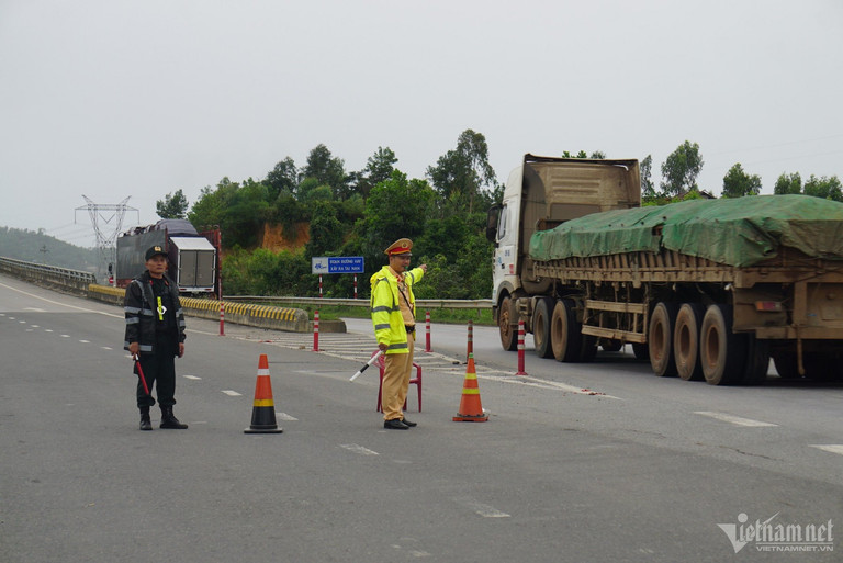 Cận cảnh hiện trường vụ xe khách lao xuống vực ở cao tốc La Sơn – Túy Loan-15