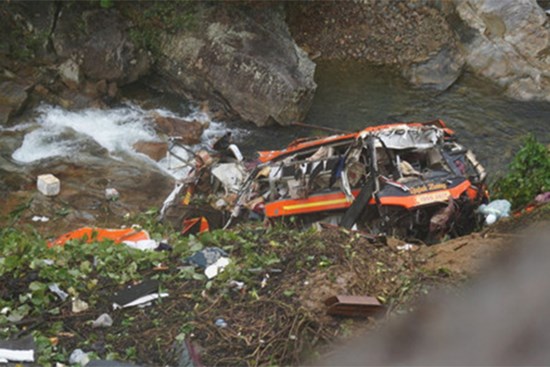 Cận cảnh hiện trường vụ xe khách lao xuống vực ở cao tốc La Sơn – Túy Loan
