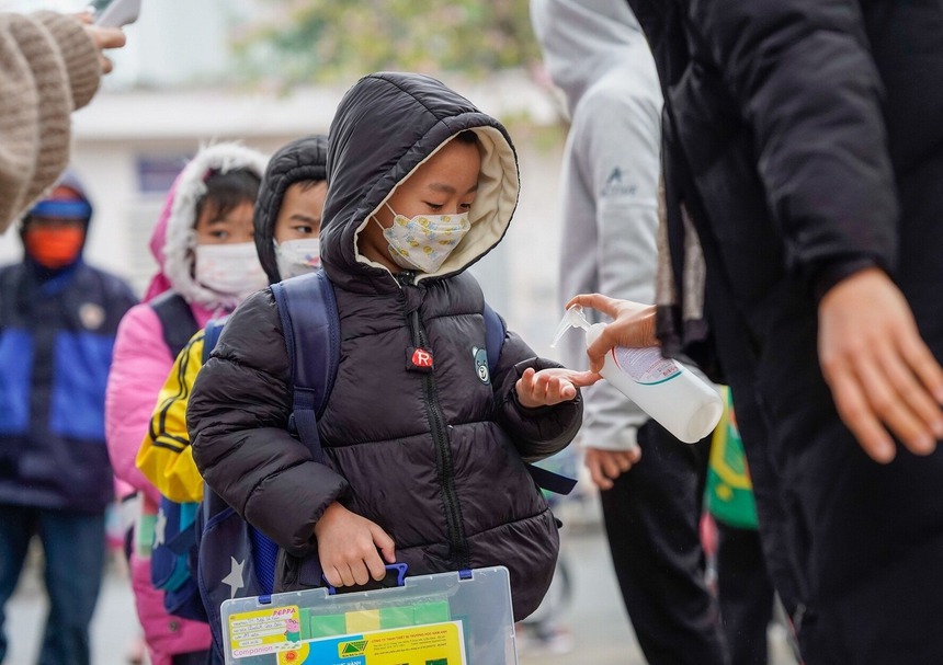 Con nghỉ học vì rét đậm, phụ huynh cuống cuồng sắp xếp người trông con-1