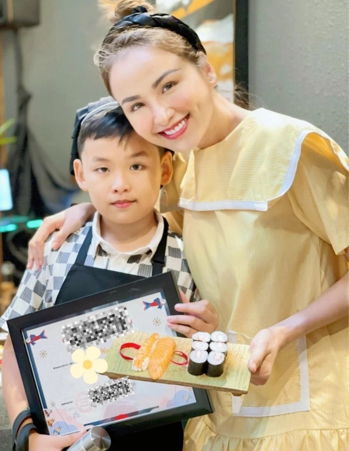 3 lần lên xe hoa, vướng không ít lùm xùm, nhưng nói về dạy con thì nàng Hậu này vẫn được nhận xét: Không chê nổi-1