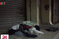 Người 'vô gia cư' vứt lại đồ ăn, quần áo cũ, trở về nhà 3 tầng mặt phố