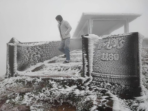 Băng tuyết phủ trắng đỉnh Mẫu Sơn, du khách kéo lên ngắm-1