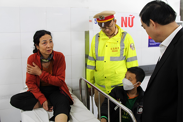 Vụ xe khách lao xuống vực sâu: Tôi vùng dậy ôm bố, giờ ông đã mất-4