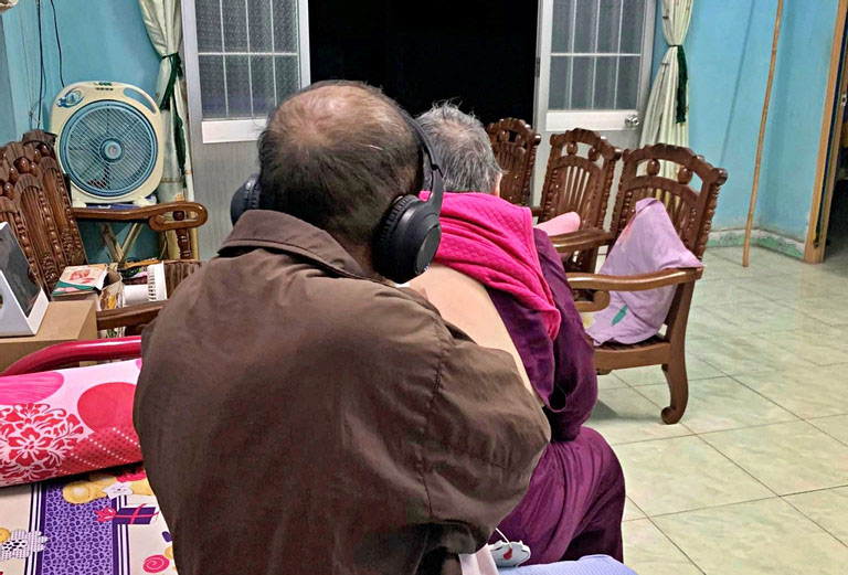 Cụ ông U100 nổi tiếng chiều vợ, đêm xếp gối cho bà nằm xem bóng đá-1