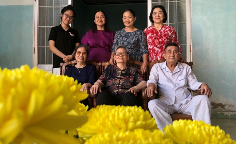 Cụ ông U100 nổi tiếng chiều vợ, đêm xếp gối cho bà nằm xem bóng đá-2