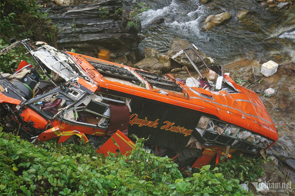 Thủ tướng yêu cầu điều tra, làm rõ vụ xe khách lao xuống vực, làm 2 người tử vong-2