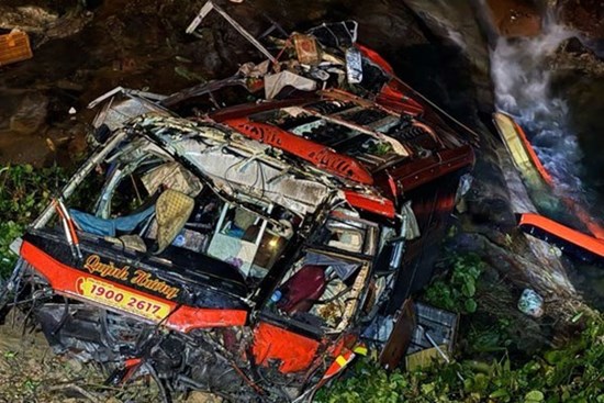 Thủ tướng yêu cầu điều tra, làm rõ vụ xe khách lao xuống vực, làm 2 người tử vong