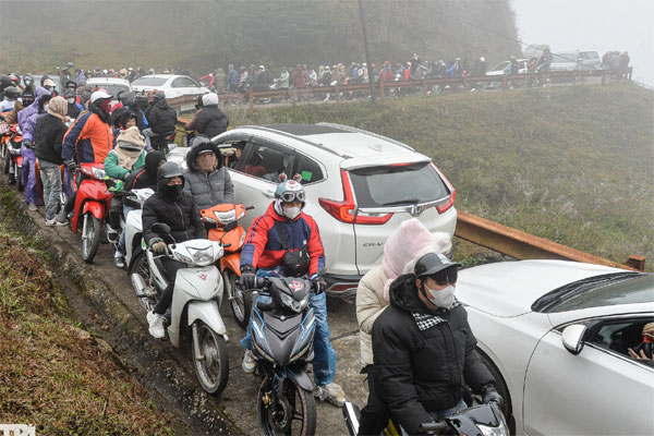 Tai nạn kinh hoàng, tài xế phanh gấp khiến 3 cuộn tôn lăn xuống đè bẹp xe đầu kéo và xe máy-6
