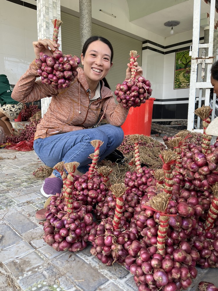 Đem hành tím đi làm mứt, người phụ nữ bán ra hàng nghìn hộp-1