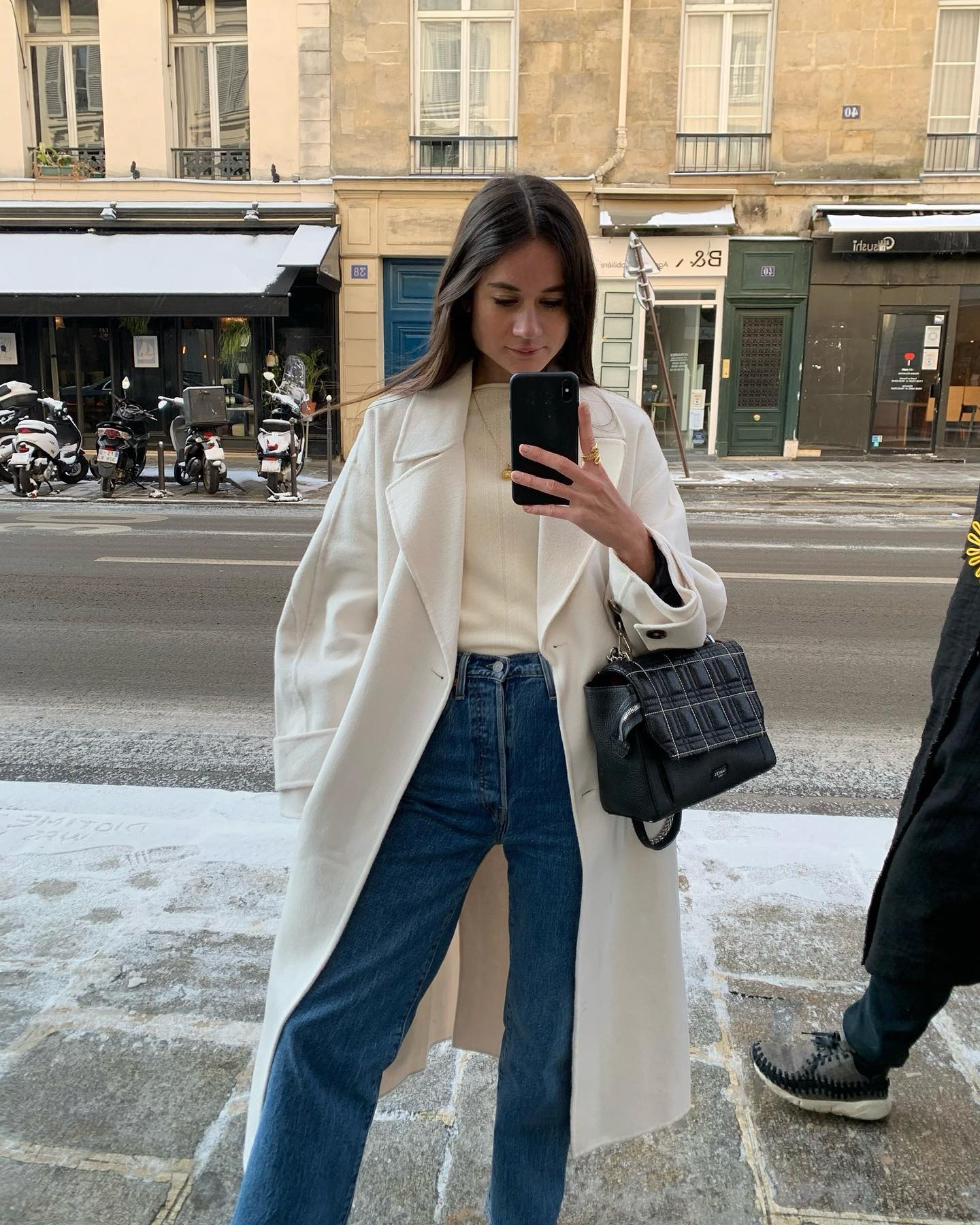 5 kiểu áo khoác dài được phụ nữ Pháp diện mãi không chán vì vừa trẻ trung, vừa tinh tế-8