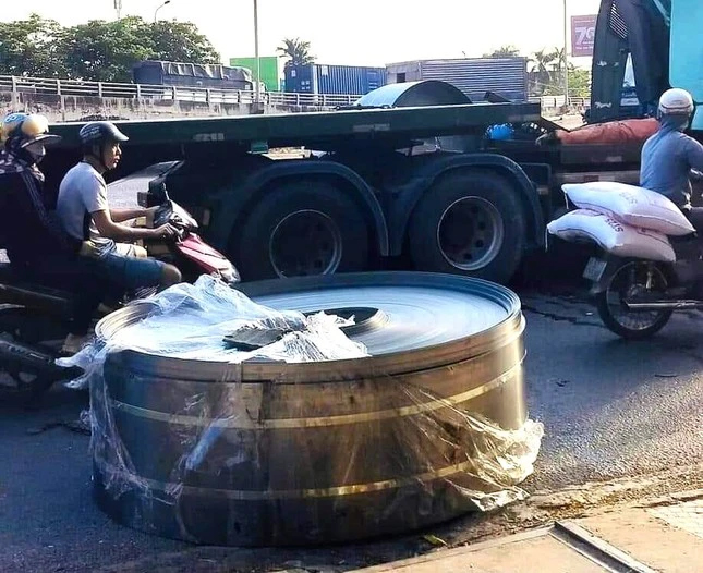 Tai nạn kinh hoàng, tài xế phanh gấp khiến 3 cuộn tôn lăn xuống đè bẹp xe đầu kéo và xe máy-2