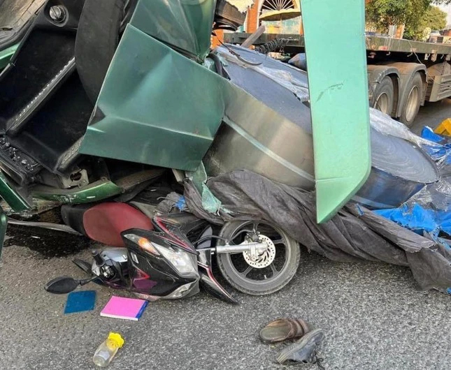 Tai nạn kinh hoàng, tài xế phanh gấp khiến 3 cuộn tôn lăn xuống đè bẹp xe đầu kéo và xe máy-4