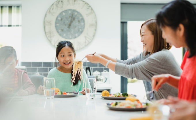4 chi tiết của trẻ trên bàn ăn là dấu hiệu bạn nuôi dạy con quá thành công: Trẻ lớn lên đi đâu cũng được chào đón-1