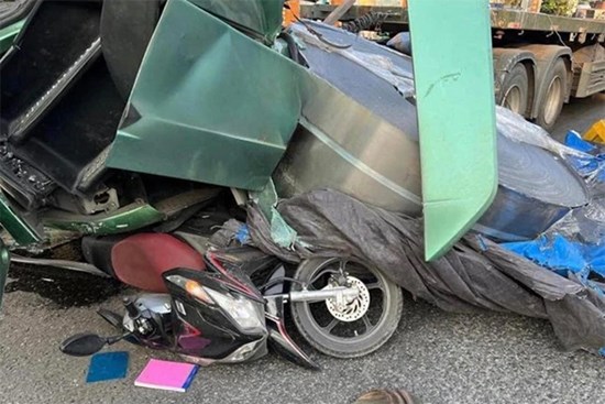 Tai nạn kinh hoàng, tài xế phanh gấp khiến 3 cuộn tôn lăn xuống đè bẹp xe đầu kéo và xe máy