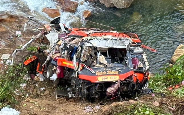 Vụ xe khách lao xuống vực ở Đà Nẵng: Tài xế thiếu kinh nghiệm, lái liên tục hơn 4 tiếng?-1