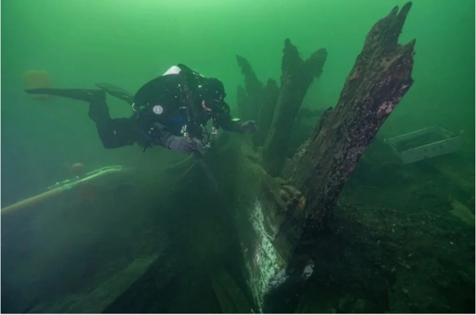 Đang lặn dưới biển, nhà khảo cổ giật mình phát hiện thủy quái” núp trong con tàu đắm 500 tuổi-1