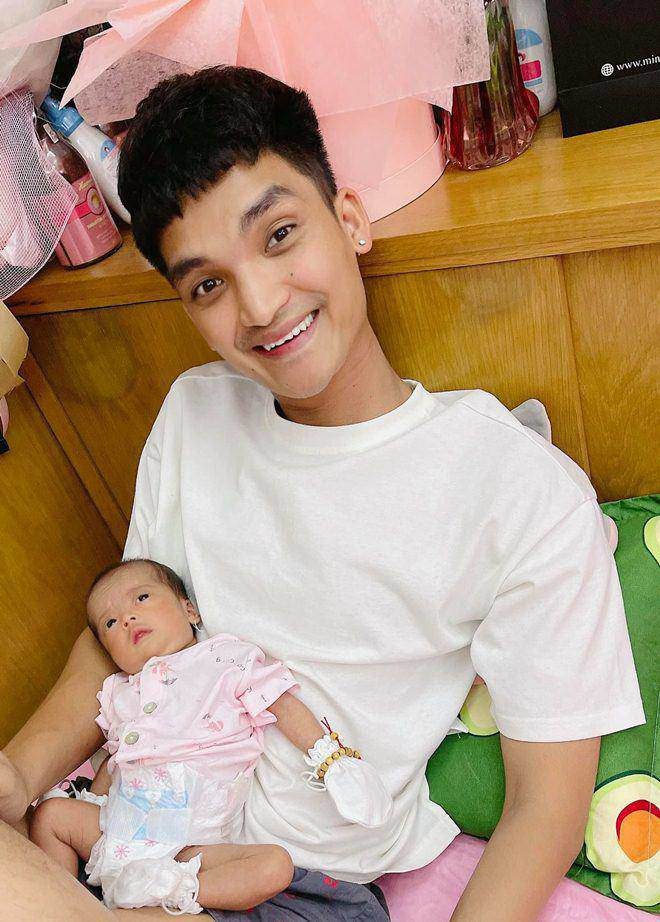 Con gái Mạc Văn Khoa sinh thiếu tháng 1,9kg giờ như cá chép hóa Rồng, 3 tuổi nặng 15kg, chiều cao gây ngỡ ngàng-2