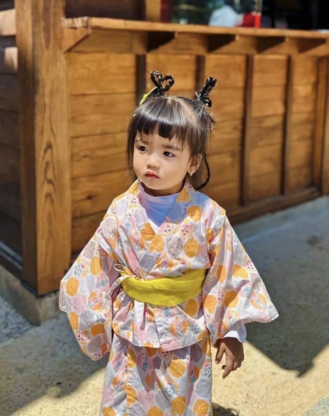 Con gái Mạc Văn Khoa sinh thiếu tháng 1,9kg giờ như cá chép hóa Rồng, 3 tuổi nặng 15kg, chiều cao gây ngỡ ngàng-8