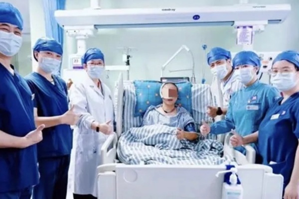 Người phụ nữ hôn mê sau 4 giờ nhuộm tóc và suýt mất mạng, bác sĩ nhắc nhở đối tượng nên cảnh giác khi làm đẹp-1