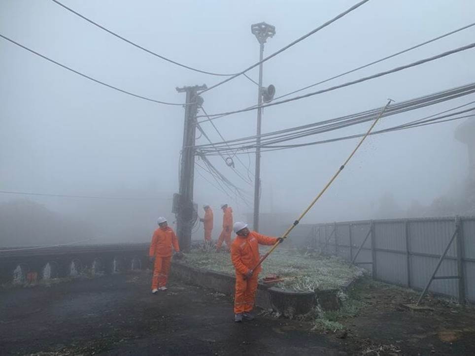 Công nhân Điện lực Lạng Sơn tăng cường nhân lực vận hành lưới điện dưới băng giá-2