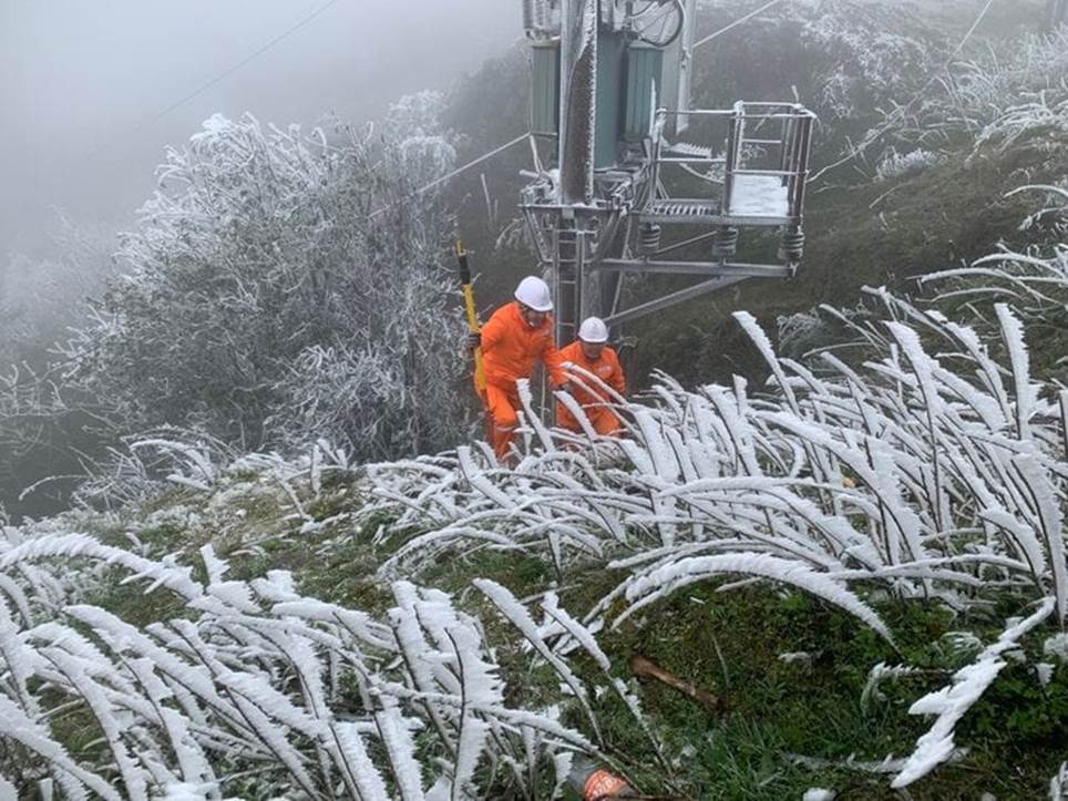Công nhân Điện lực Lạng Sơn tăng cường nhân lực vận hành lưới điện dưới băng giá-3