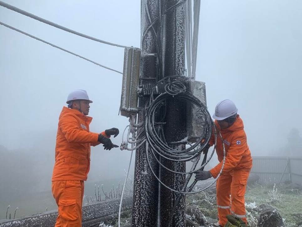 Công nhân Điện lực Lạng Sơn tăng cường nhân lực vận hành lưới điện dưới băng giá-4